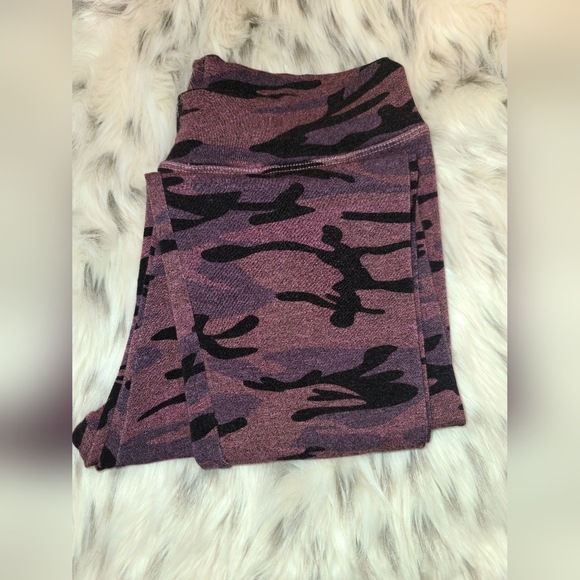 Sundry camo boyfriend hoodie and yoga pants set.  Top size 0 bottom size 1 - Picture 9 of 10